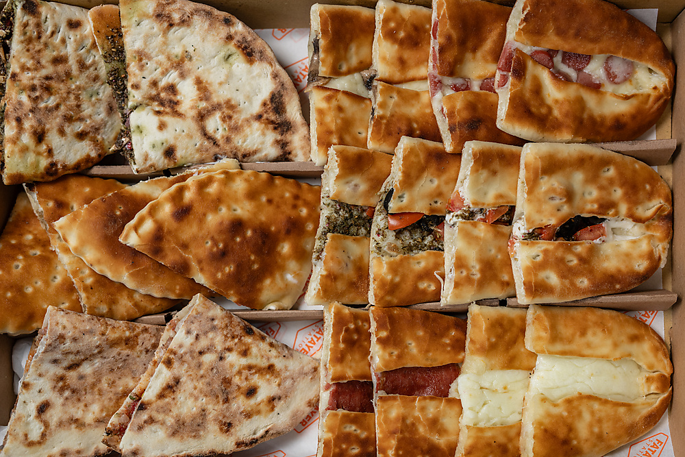 Fatayer station platters