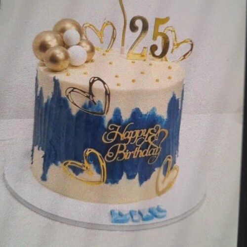 كعكة ^~^احتفال بالهدايا