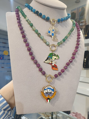 سلاسل الأحجار الكريمة