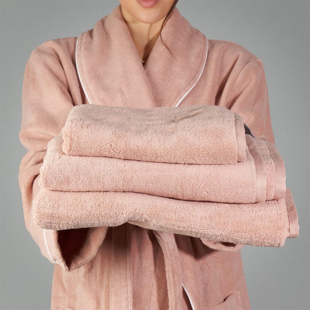 نحن لا نصنع منتجات، بل ننسج لحظات من الفخامة تلامس بشرتك مباشرة. كل قطعة صممت لتكون رفيقًا يوميًا للراحة، حيث تتحول الرفاهية من مجرد مظهر إلى تجربة حقيقية تشعر بها مع كل لمسة.