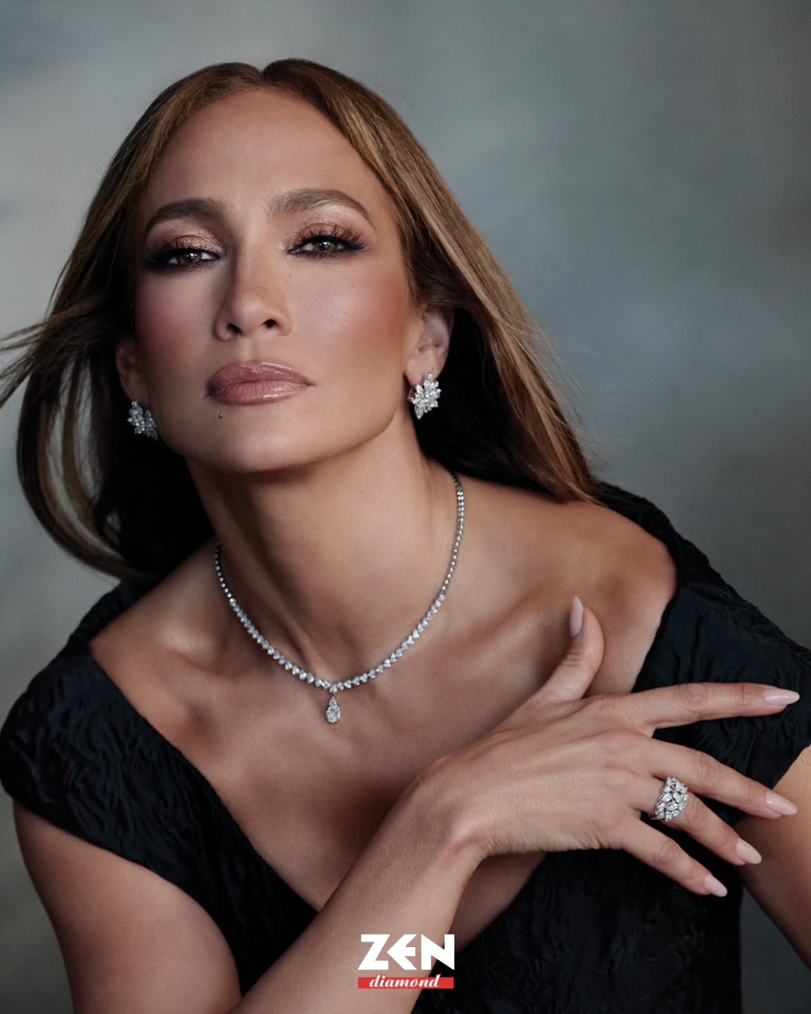 من روح البريق تولد الحكايات، ومع جينيفر لوبيز كسفيرة عالمية لـ”زن”، تبدأ مرحلة جديدة من الأناقة المترفة والفخامة التي لا تعرف حدوداً.
إنها الفخامة كما لم تُروَ من قبل.✨💎