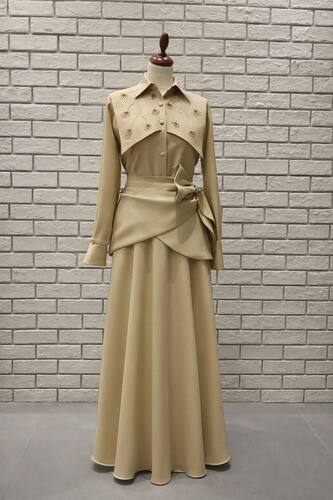 طقم من تنورة وقميص بشغل يدوي أنيق