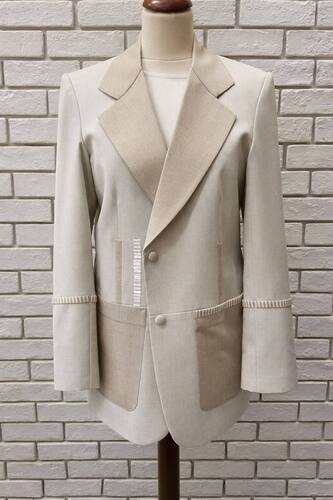 طقم بليزر من ثلاث قطع بألوان ناعمة مميزة وشك يدوي جميل