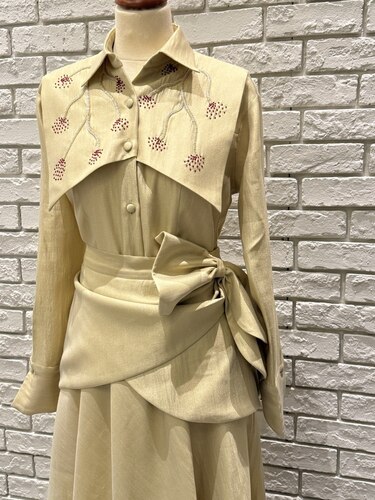 طقم من تنورة وقميص بشغل يدوي أنيق