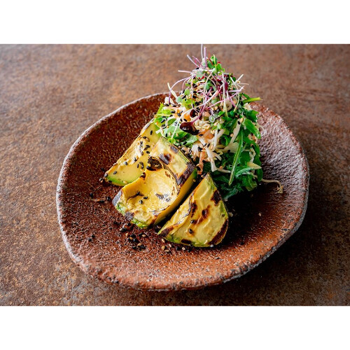 سلطة الأفوكادو بالفحم