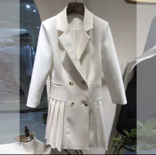 End pleated white blazer