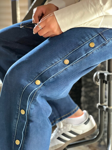 Blue jeans with buttom
