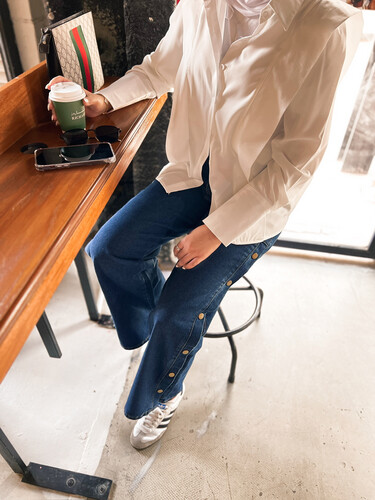 Blue jeans with buttom