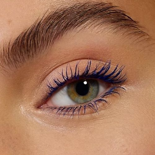 Blue mascara for extra volume