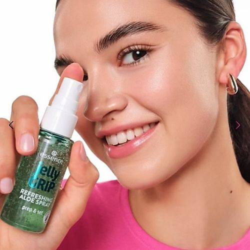 A hydrating skin mist with a gel texture that transforms into a spray for a refreshing look - refres