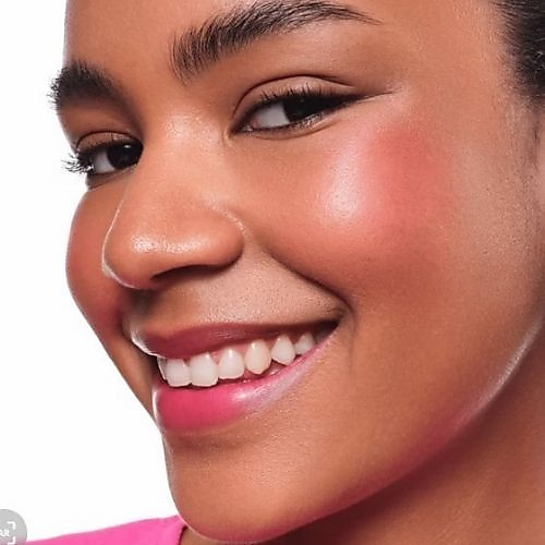 Juicy lip & cheek tint in a fruity pink shade with natural finish