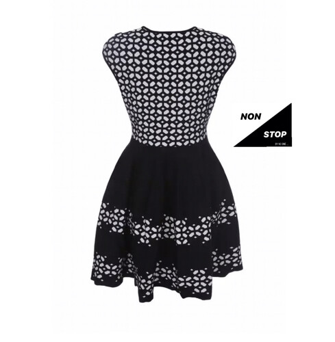 فستان اسود على ورد