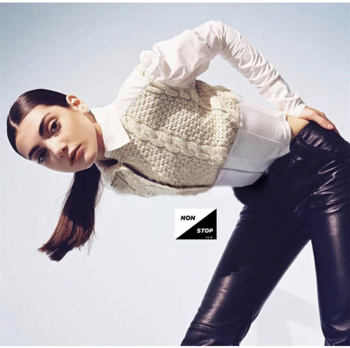 قميص ابيض مع بيج