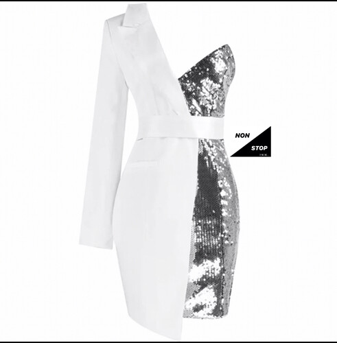 فستان ابيض مع لمعه لون فضي