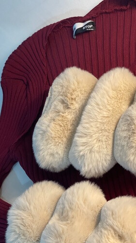 بلوزه لون عنابي مع فرو على الاكمام