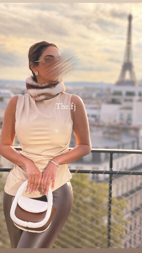 توب جلد بيج مع فرو بني على القبه