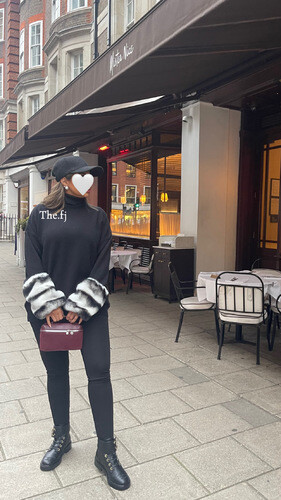 بدله قطعتين بلوزه مع فرو على الاكمام و بنطلون