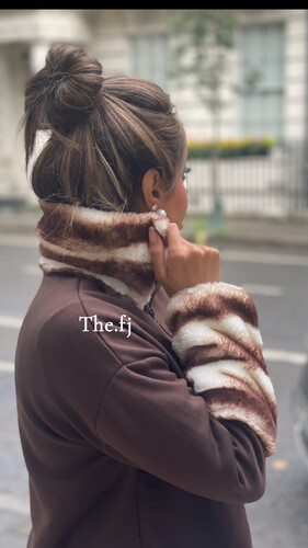 بدله قطعتين بنطلون وبلوزه بني مع فرو