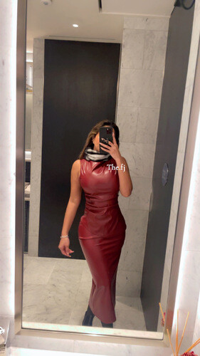 بدله قطعتين توب وتنوره جلد مع فرو