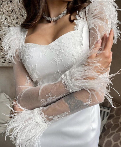 فستان باندج ابيض مع ريش