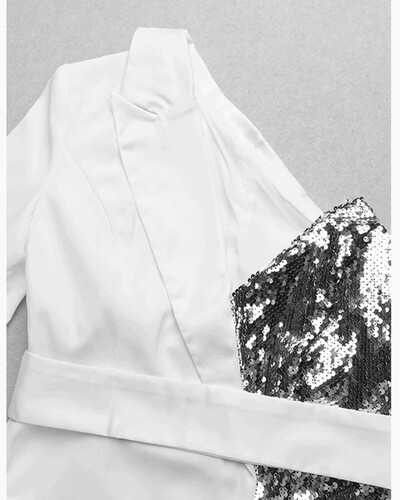 فستان ابيض مع لمعه لون فضي