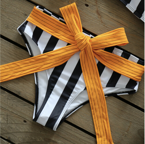 مايوه قطعتين مخطط اسود و ابيض وبرتقالي