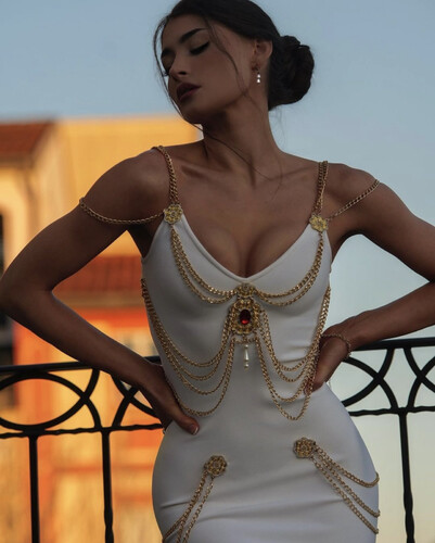 فستان ابيض استرج مع احجار و سلاسل