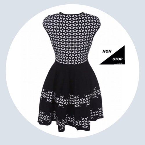 فستان اسود على ورد