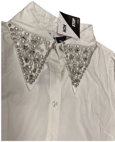 قميص ابيض مع قبه شوارفسكي و لؤلؤ كم طويل