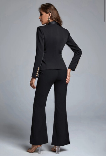 جاكيت اسود مع جلد