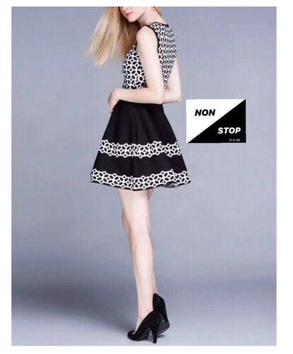 فستان اسود على ورد