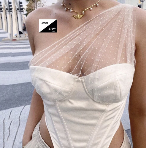 توب بكتف واحد لون ابيض