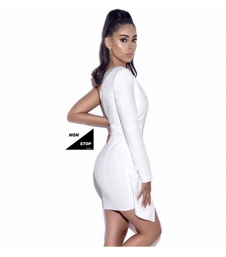 فستان ابيض مع لمعه لون فضي