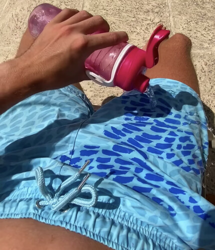 شورت يتغير لونه بالماء ازرق فاتح و غامق