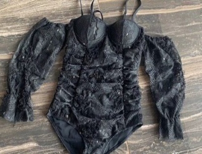 بودي سوت اسود مع اكمام نازلة