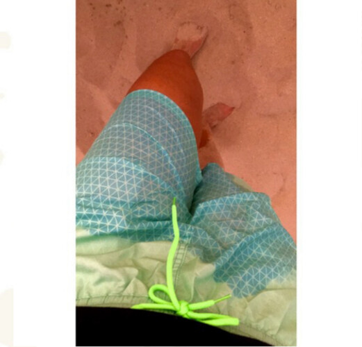 شورتات بحر تتغير الوانها بالماء اخضر