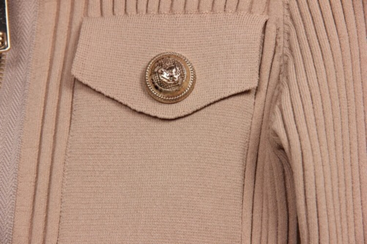 بلوزه حياكه لون بيج مع ازرار