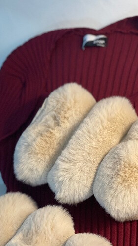 بلوزه لون عنابي مع فرو على الاكمام