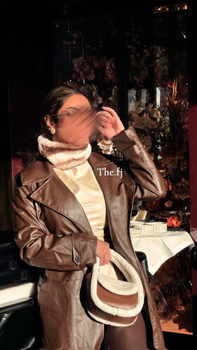 توب جلد بيج مع فرو بني على القبه