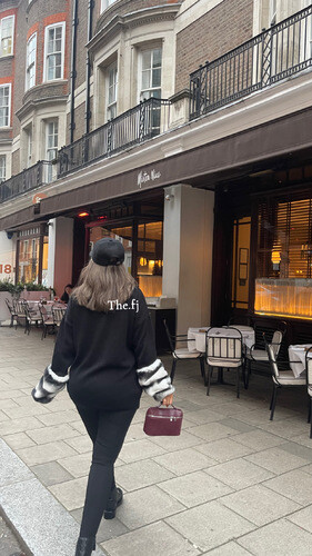 بدله قطعتين بلوزه مع فرو على الاكمام و بنطلون