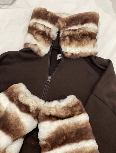 بدله قطعتين بنطلون وبلوزه بني مع فرو