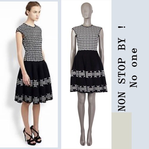 فستان اسود على ورد