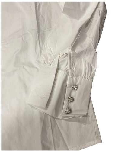 قميص ابيض مع قبه شوارفسكي و لؤلؤ كم طويل