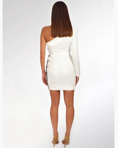 فستان ابيض مع لمعه لون فضي