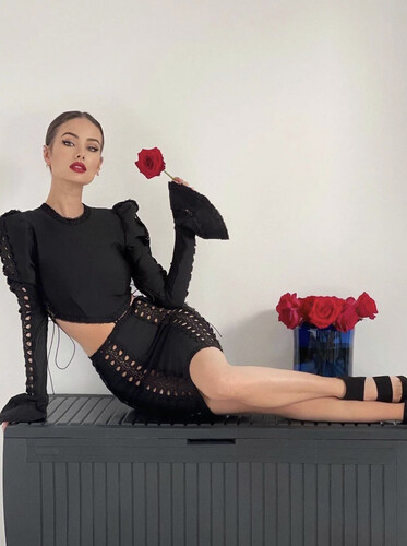 فستان اسود مع اكمام طويله