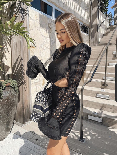 فستان اسود مع اكمام طويله