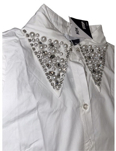 قميص ابيض مع قبه شوارفسكي و لؤلؤ كم طويل