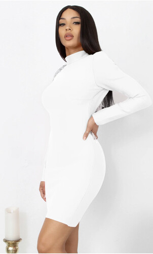 فستان ابيض باندج مع شوارفسكي على الظهر