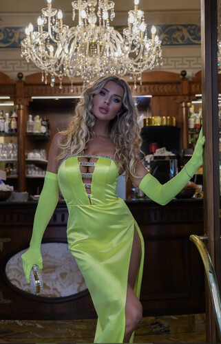 فستان اخضر نيون مع قفازات و شوارفسكي