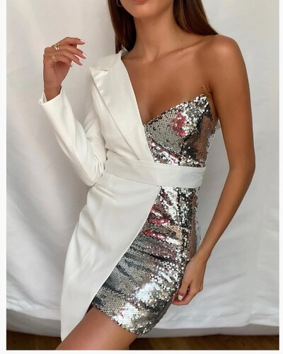 فستان ابيض مع لمعه لون فضي